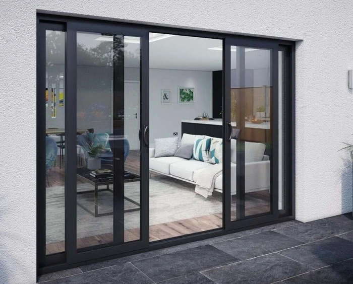 Puertas de PVC instaladas en un patio