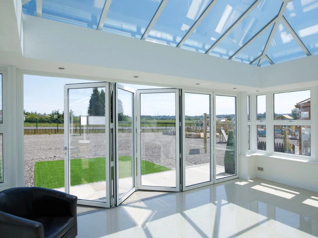 Instaladores colocando nuevas ventanas de PVC